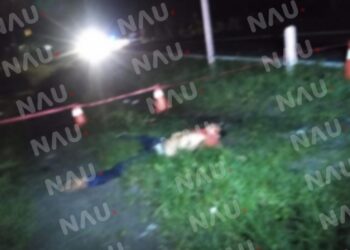 Muere una persona al chocar motocicleta y un taxi