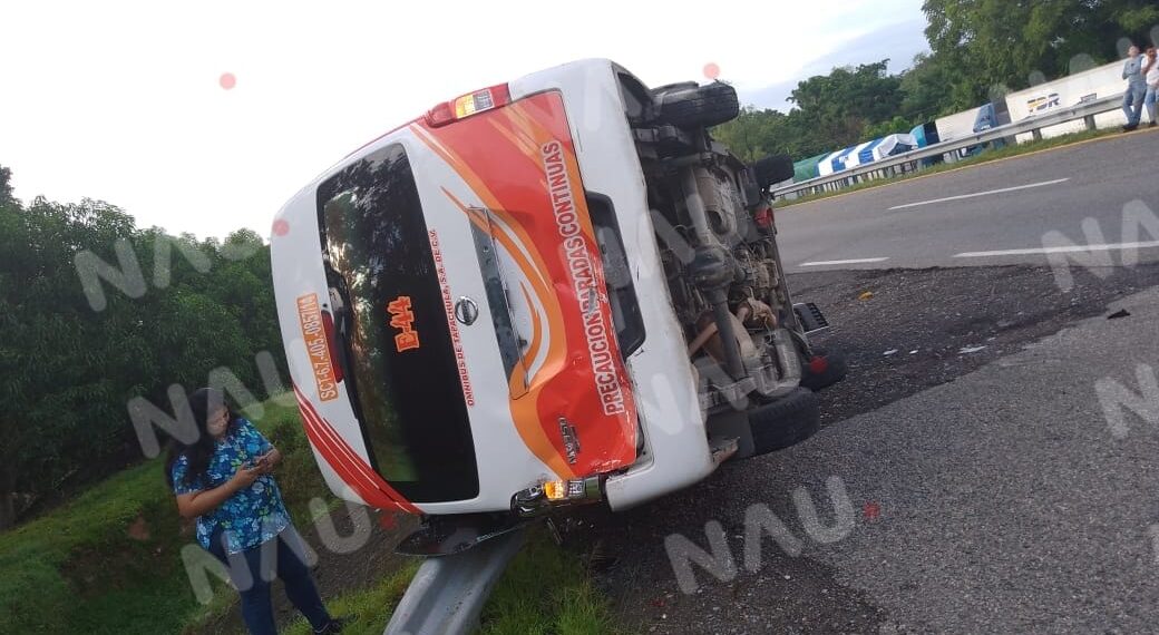 Accidente con volcadura deja solo daños “Vídeo”
