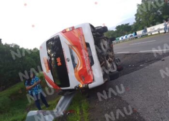 Accidente con volcadura deja solo daños “Vídeo”
