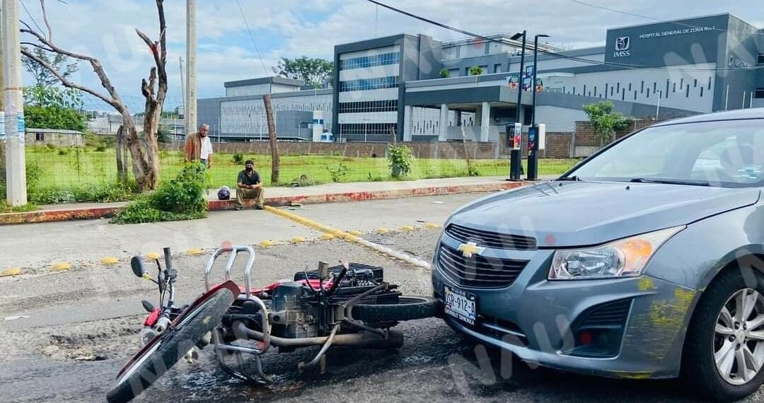 Automóvil embiste a motociclista