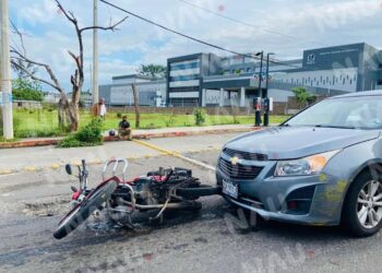 Automóvil embiste a motociclista