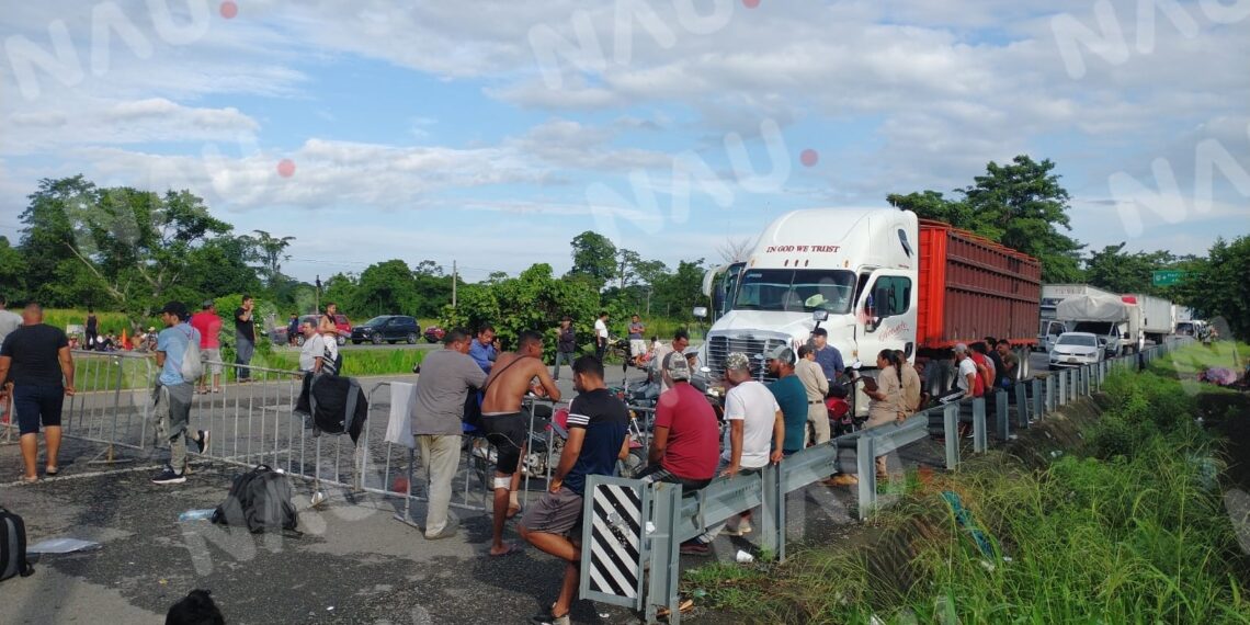 Automovilistas, empresarios, traileros y estudiantes piden que se aplique la ley a migrantes