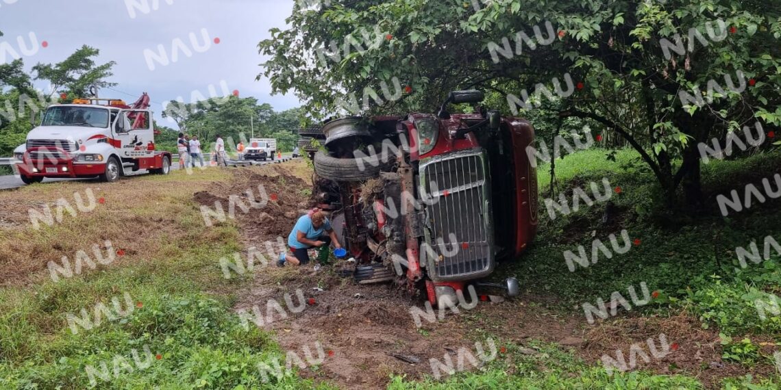 Más de 400 mil pesos en daños deja volcadura de tráiler