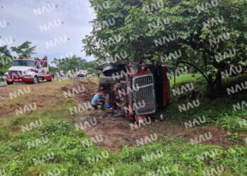 Más de 400 mil pesos en daños deja volcadura de tráiler