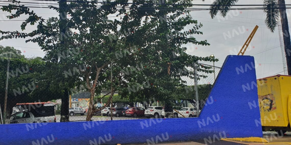 Paramédicos de Protección Civil atienden a estudiante de la Universidad Autónoma de Chiapas