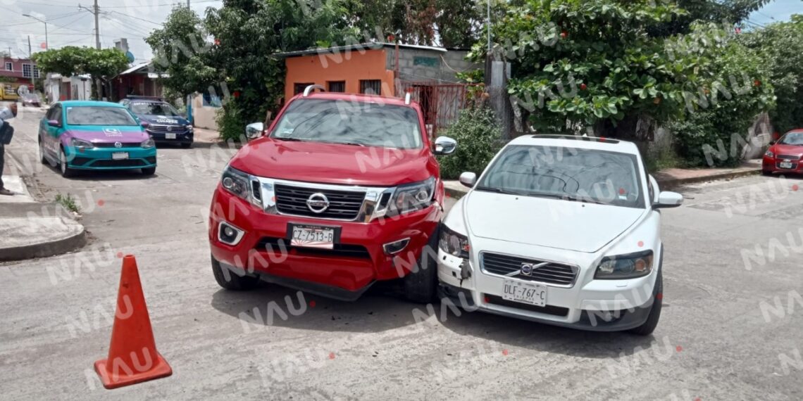 Accidente deja solo daños