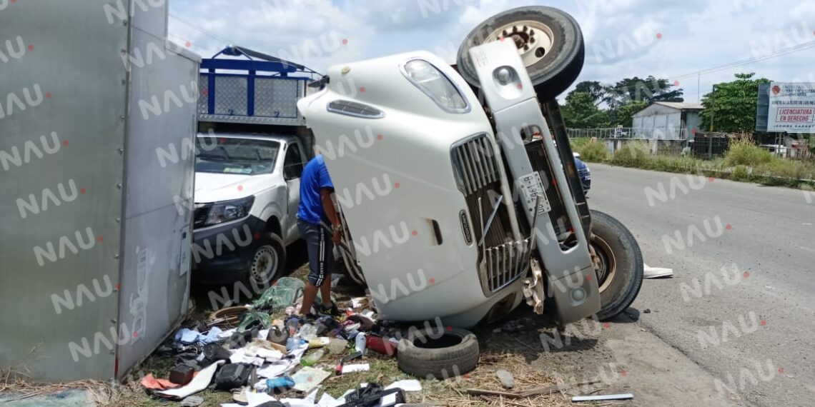 Camión terminó volcado