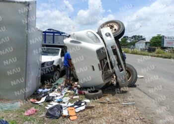 Camión terminó volcado
