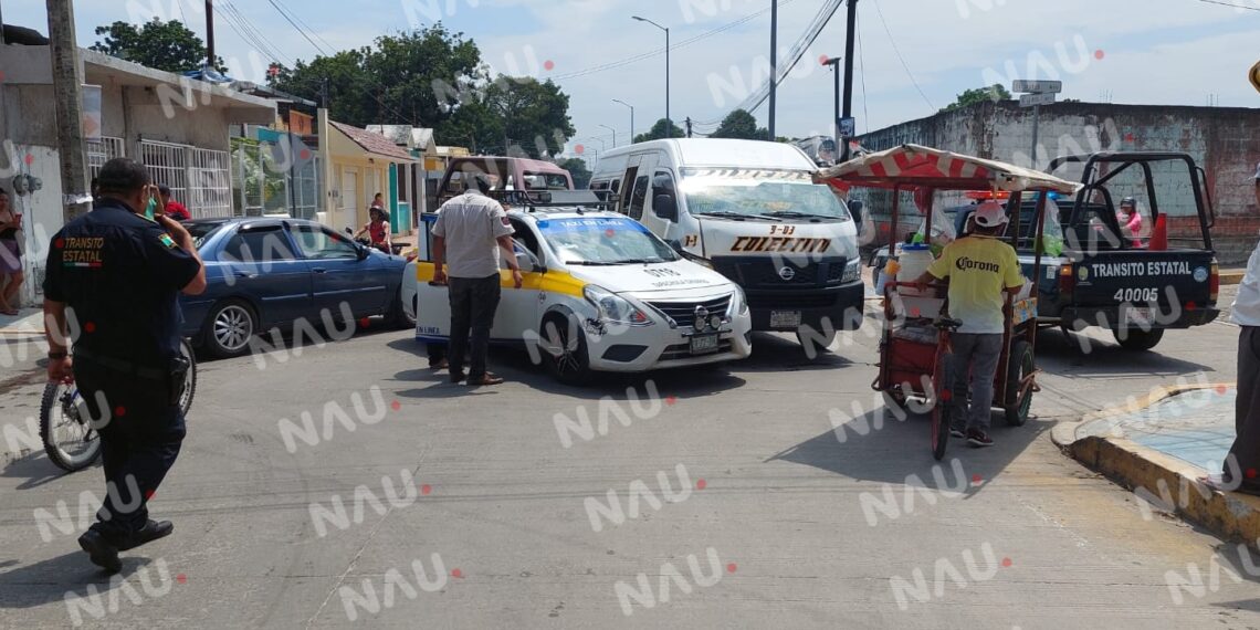 Combista choca contra taxi