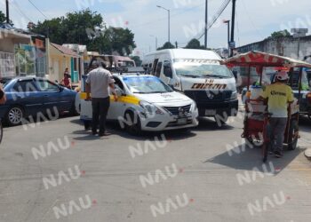 Combista choca contra taxi