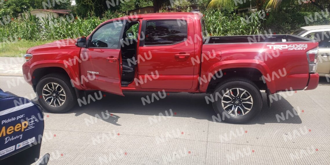 Motocicleta choca contra vehículo frente al internado