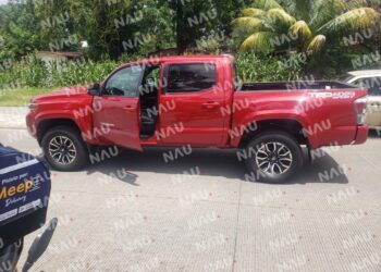 Motocicleta choca contra vehículo frente al internado