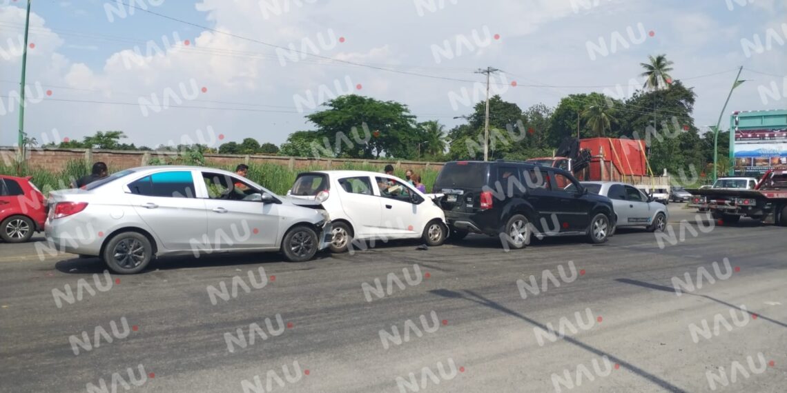 Choque de 4 unidades deja solo daños