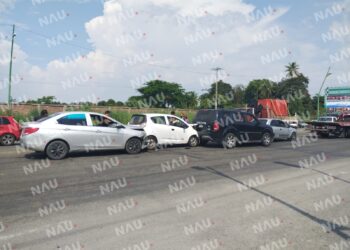 Choque de 4 unidades deja solo daños