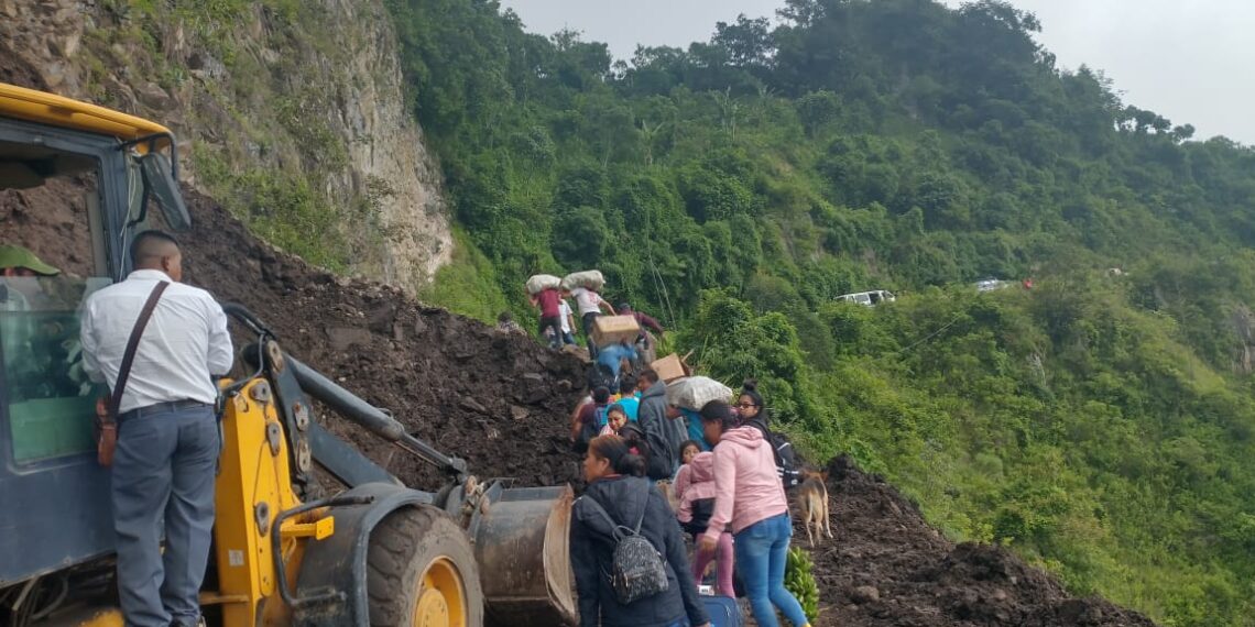 ACTIVAN PROTOCOLOS DE ATENCIÓN INMEDIATA ANTE DERRUMBES EN LA ZONA ALTA DE TAPACHULA