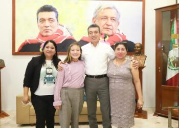 Se reúne Rutilio Escandón con la niña genio chiapaneca Michelle Alejandra Arellano Guillén