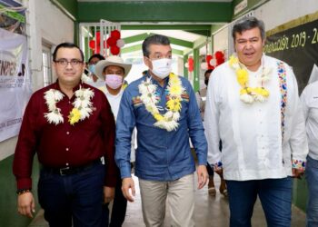 Rutilio Escandón y titular de Conapesca entregan tarjetas del Banco Bienestar a pescadores de la Región Costa