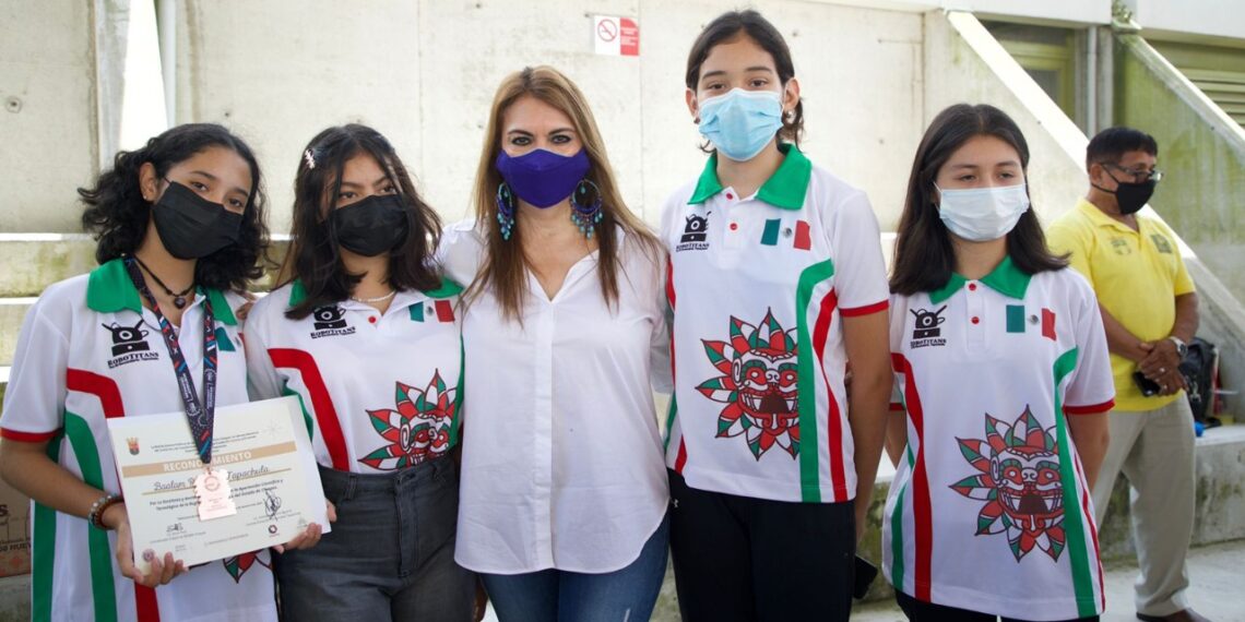 ENTREGAN RECONOCIMIENTOS AL MÉRITO JÓVEN SOCONUSCO