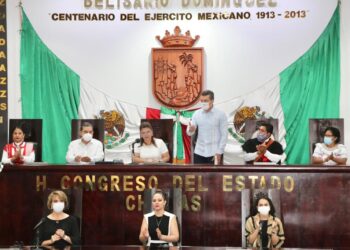 Rutilio Escandón impone la Medalla “Rosario Castellanos” al pintor Antonio Ramírez Intzin