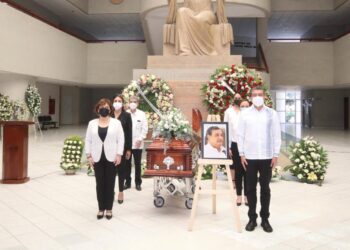 Acude Rutilio Escandón a homenaje póstumo al magistrado presidente del Poder Judicial del Estado