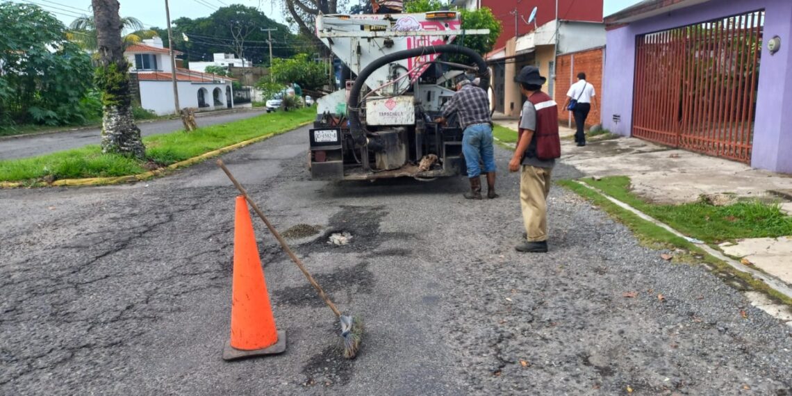 CONTINÚA BACHEO DE CALLES Y AVENIDAS EN TAPACHULA
