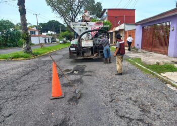 CONTINÚA BACHEO DE CALLES Y AVENIDAS EN TAPACHULA