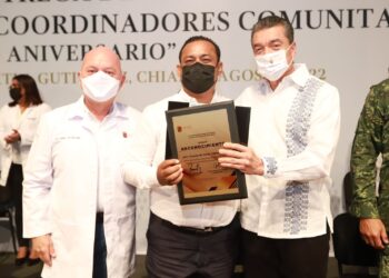 Entrega Rutilio Escandón reconocimientos y estímulos a técnicos en Atención Primaria a la Salud