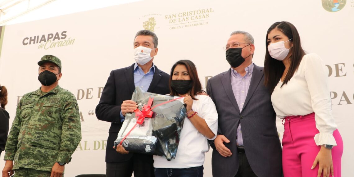 En SCLC, Rutilio Escandón entrega apoyos a la Policía Municipal y a Vecinos Vigilantes