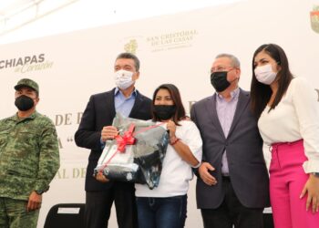 En SCLC, Rutilio Escandón entrega apoyos a la Policía Municipal y a Vecinos Vigilantes