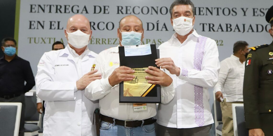Entrega Rutilio Escandón reconocimientos en el marco del Día del Trabajador de Vectores