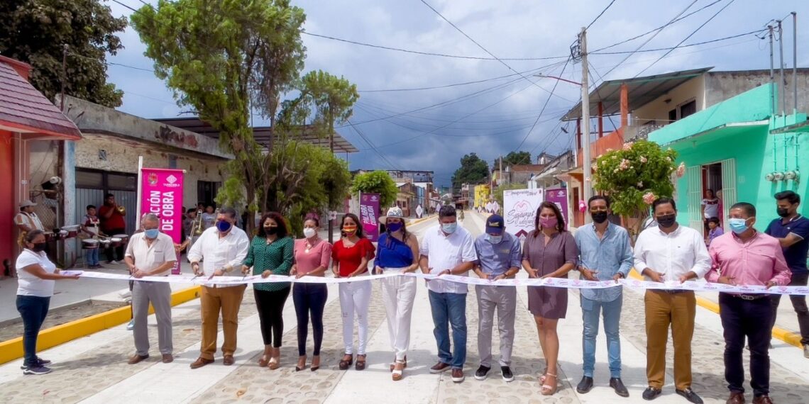 ROSY URBINA INAUGURA PAVIMENTACIÓN DE LA 5ª. PRIVADA SUR EN TAPACHULA