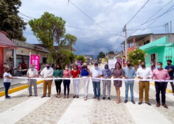 ROSY URBINA INAUGURA PAVIMENTACIÓN DE LA 5ª. PRIVADA SUR EN TAPACHULA