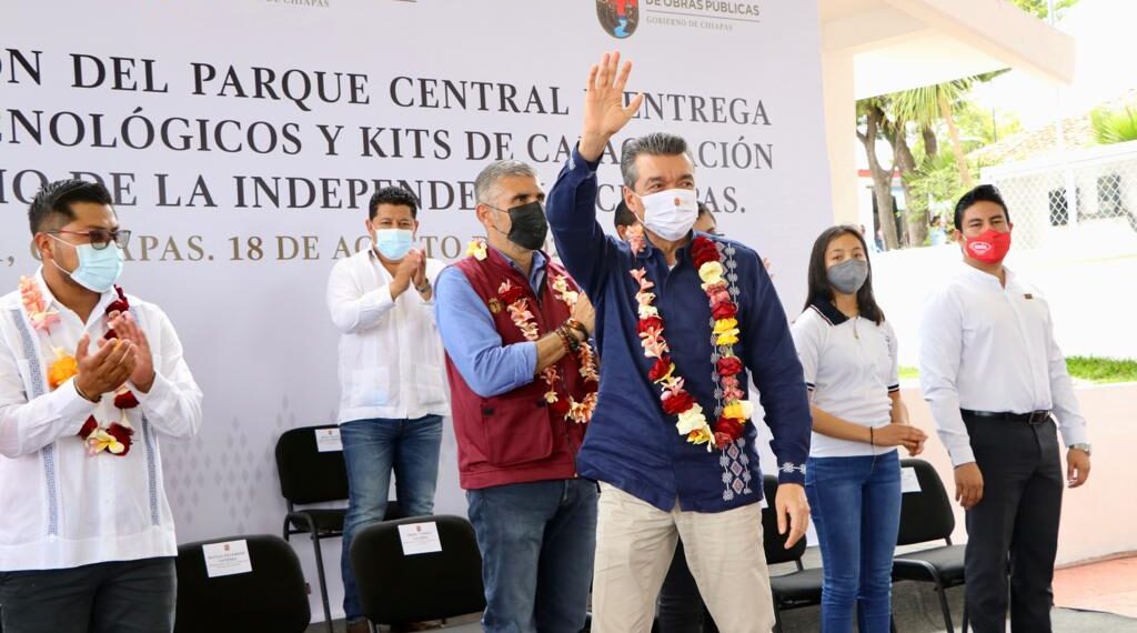 En La Independencia, Rutilio Escandón entrega Parque Central, apoyos tecnológicos, calles y kits de capacitación