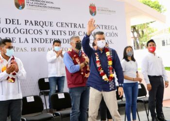 En La Independencia, Rutilio Escandón entrega Parque Central, apoyos tecnológicos, calles y kits de capacitación