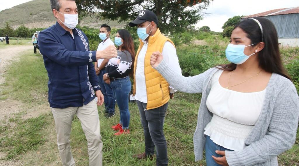 En La Independencia, Rutilio Escandón entrega fertilizantes e insumos agrícolas a productores