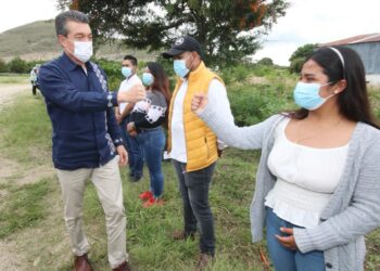 En La Independencia, Rutilio Escandón entrega fertilizantes e insumos agrícolas a productores