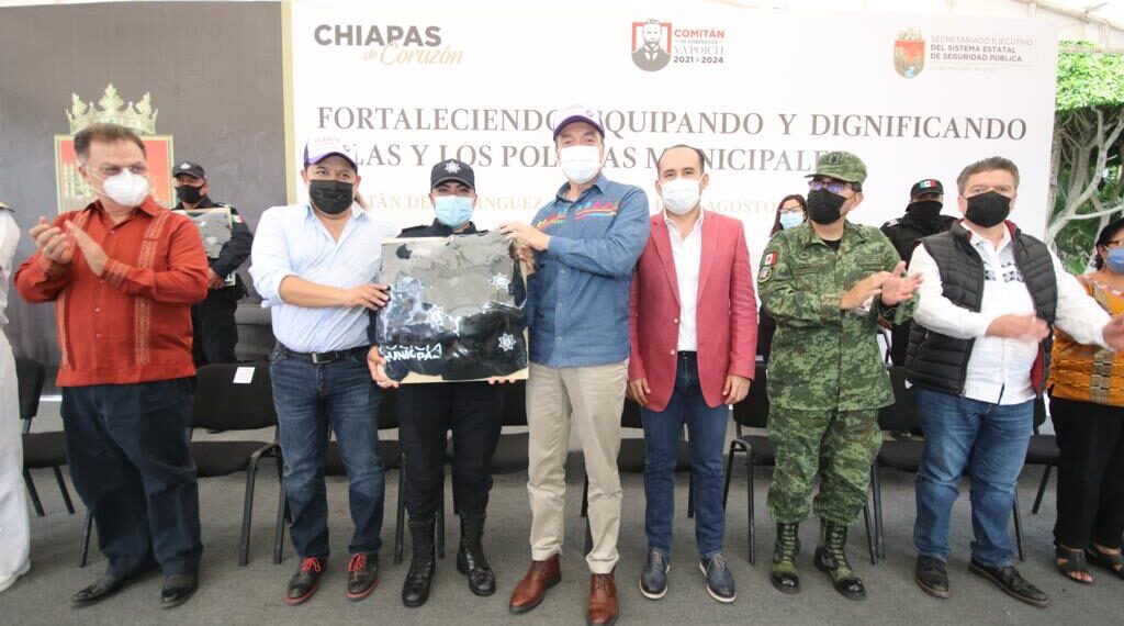 En Comitán, Rutilio Escandón entrega equipamiento para fortalecer la seguridad pública municipal