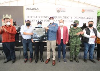 En Comitán, Rutilio Escandón entrega equipamiento para fortalecer la seguridad pública municipal