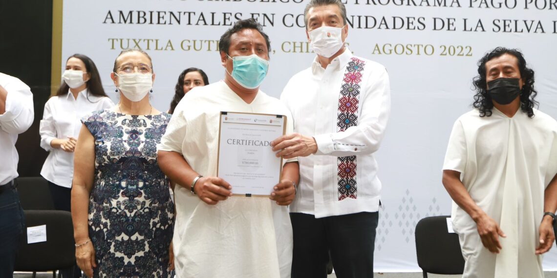 Entrega Rutilio Escandón apoyos del programa Pago por Servicios Ambientales en la Selva Lacandona