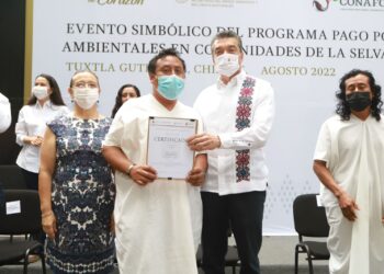 Entrega Rutilio Escandón apoyos del programa Pago por Servicios Ambientales en la Selva Lacandona