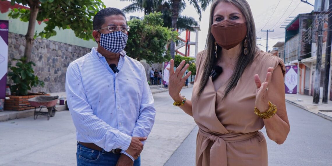 SUPERVISA ROSY URBINA OBRA DE PAVIMENTACIÓN DE CALLE QUE BENEFICIA A ESCUELA SECUNDARIA FEDERAL NÚMERO 1 EN TAPACHULA