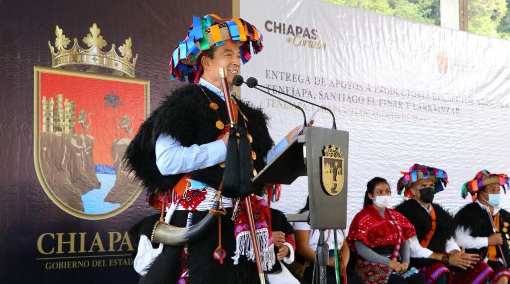 Entrega Rutilio Escandón luminarias y apoyos a productores agrícolas de Tenejapa, Santiago El Pinar y Larráinzar