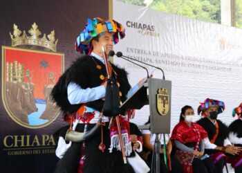 Entrega Rutilio Escandón luminarias y apoyos a productores agrícolas de Tenejapa, Santiago El Pinar y Larráinzar