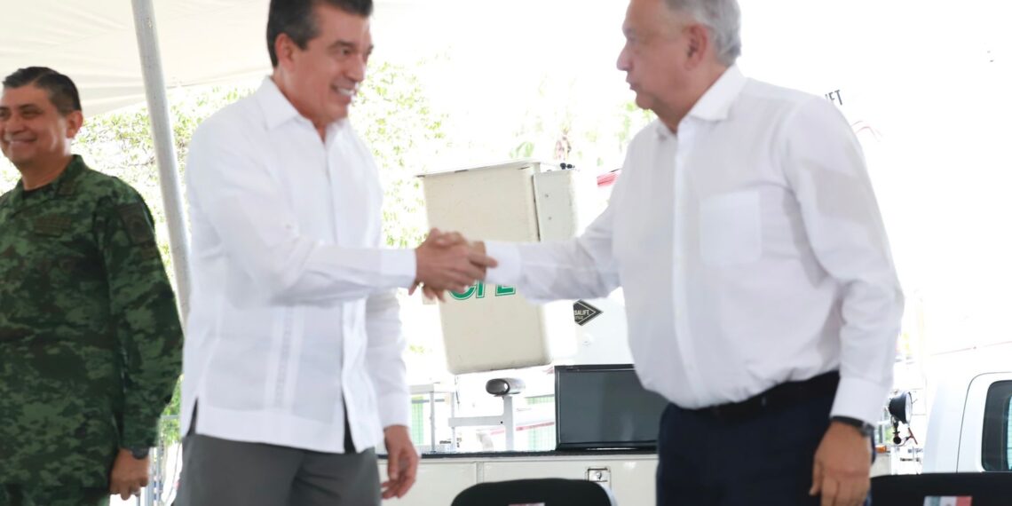 Rutilio Escandón acompaña al presidente AMLO en el Encuentro con Trabajadores de CFE Chiapas