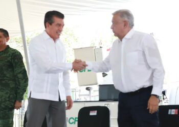Rutilio Escandón acompaña al presidente AMLO en el Encuentro con Trabajadores de CFE Chiapas