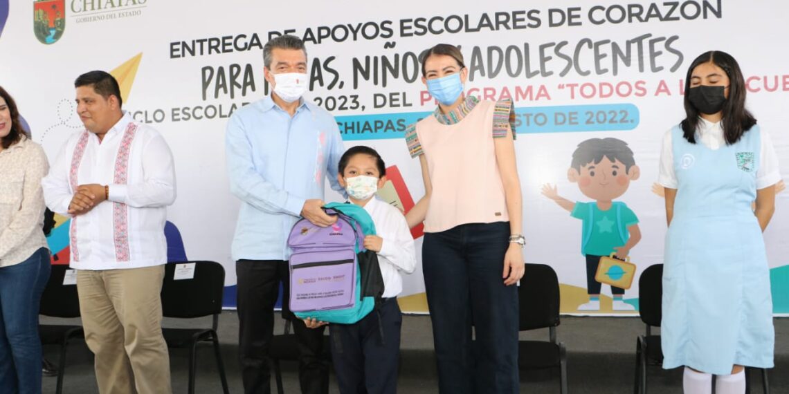 En Palenque, Rutilio Escandón arranca entrega de apoyos escolares para niñas, niños y adolescentes