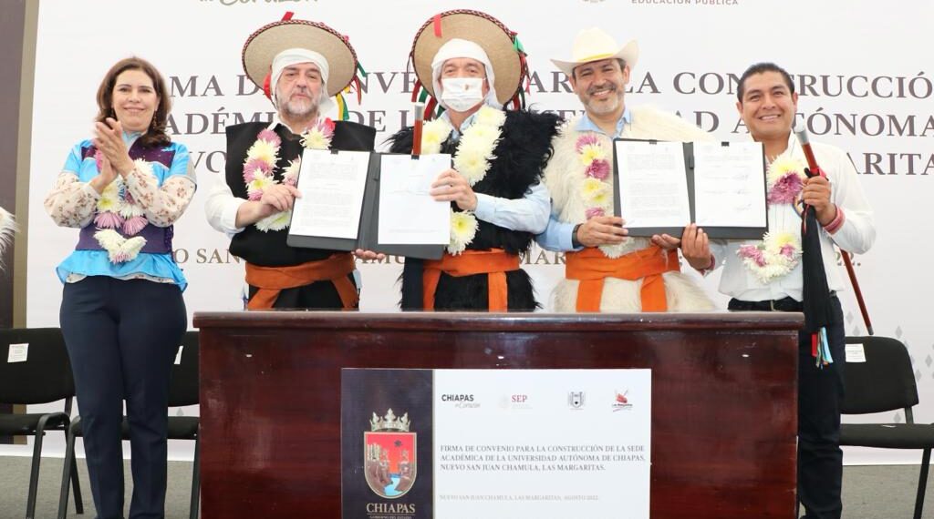 Rutilio Escandón y Luciano Concheiro atestiguan convenio para abrir la Unach en Nuevo San Juan Chamula