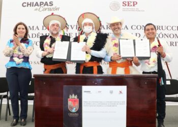 Rutilio Escandón y Luciano Concheiro atestiguan convenio para abrir la Unach en Nuevo San Juan Chamula