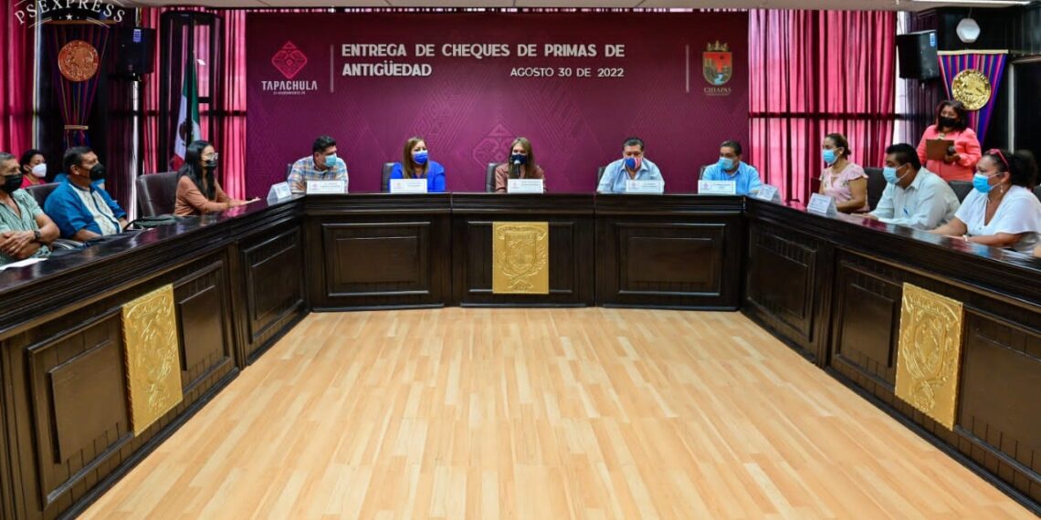 ENTREGA ROSY URBINA CHEQUES POR PRIMAS DE ANTIGÜEDAD A TRABAJADORES MUNICIPALES