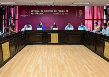 ENTREGA ROSY URBINA CHEQUES POR PRIMAS DE ANTIGÜEDAD A TRABAJADORES MUNICIPALES